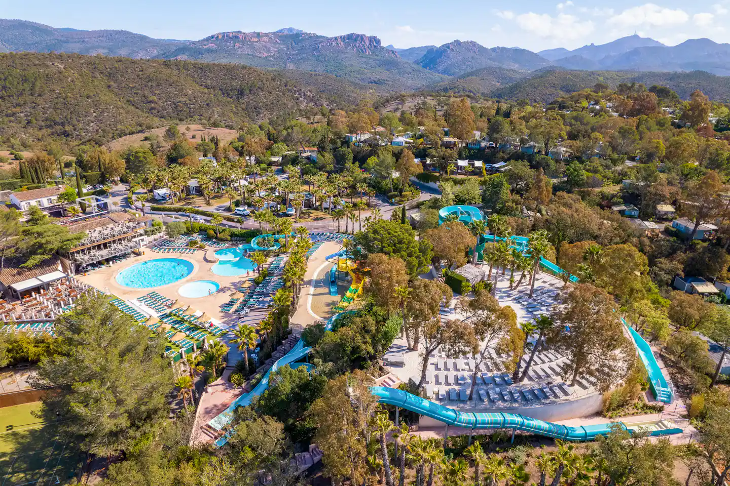 Esterel Caravaning - Luftaufnahme des Campingplatzes mit großem Wasserpark