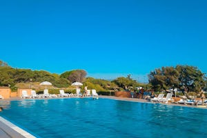 Estivo @ Camping Bella Italia Sardinia - Pool im Freien mit Liegestühlen und Sonnenschirmen