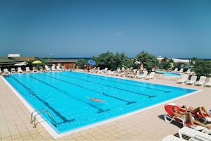 Estivo @ Camping Bella Italia Sardinia - Pool im Freien auf dem Campingplatz