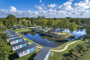 Capfun Camping Vlinderloo - Blick auf die Mobilheime rund um den See herum