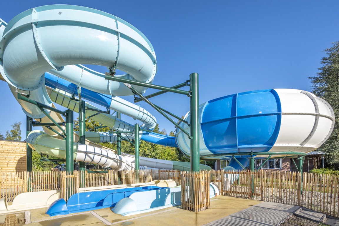 Capfun Camping Vlinderloo - Rutschen im Freibad des Campingplatzes