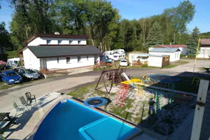 Euro Air Camp - Pool und Spielplatz des Campingplatzes