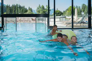 Euro-Camp Wilder Kaiser - Kinder im Indoor Pool vom Campingplatz