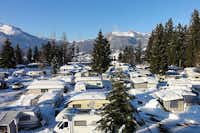 Euro-Camp Wilder Kaiser -  Schneebedeckte Wohnwagen in winterlicher Berglandschaft 