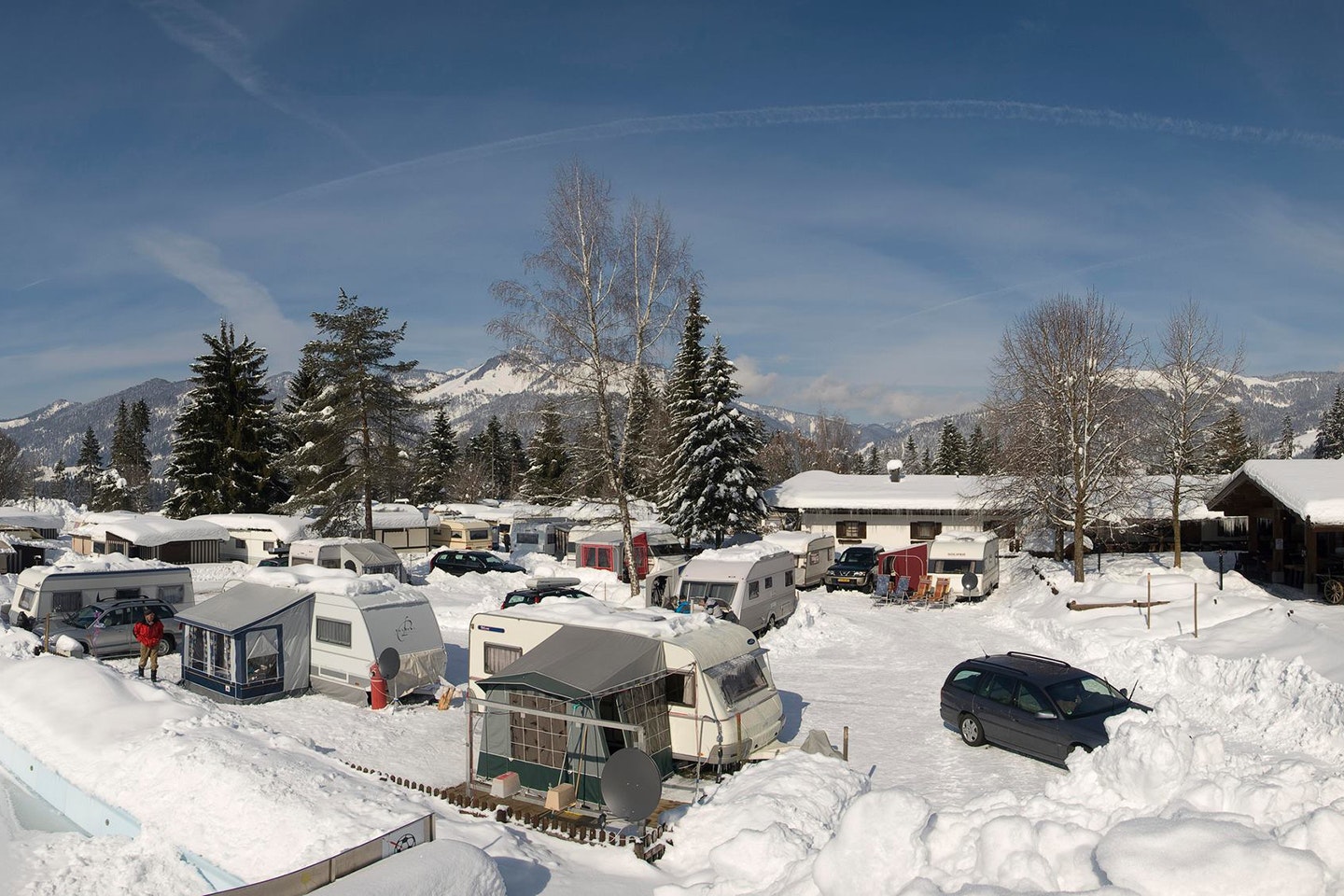 Euro-Camp Wilder Kaiser -  Wohnwagenstellplätze auf dem Campingplatz mit Blick auf den Berg