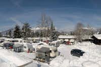 Euro-Camp Wilder Kaiser -  Wohnwagenstellplätze auf dem Campingplatz mit Blick auf den Berg