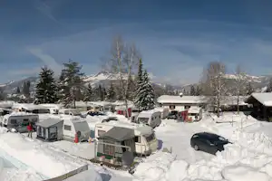 Euro-Camp Wilder Kaiser - Wohnwagenstellplätze auf dem Campingplatz mit Blick auf den Berg
