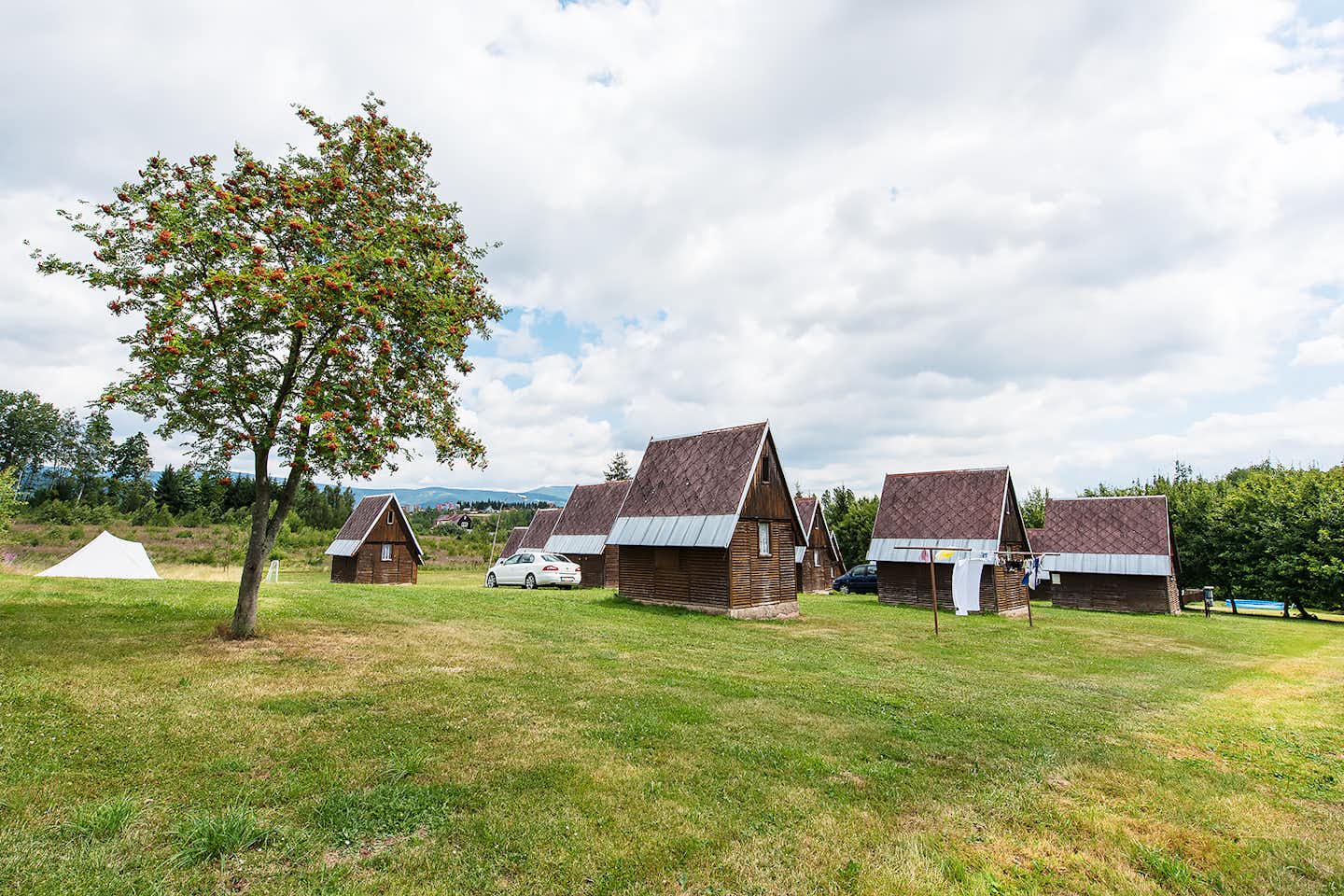 Eurocamp Holiday Park Liščí Farma - Blick auf Holzhütten auf dem Campingplatz