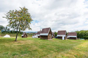 Eurocamp Holiday Park Liščí Farma - Blick auf Holzhütten auf dem Campingplatz