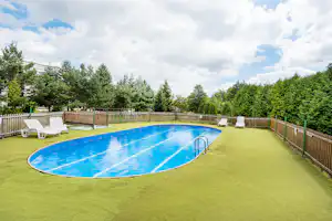 Eurocamp Holiday Park Liščí Farma - Poolbereich mit Strandliegen