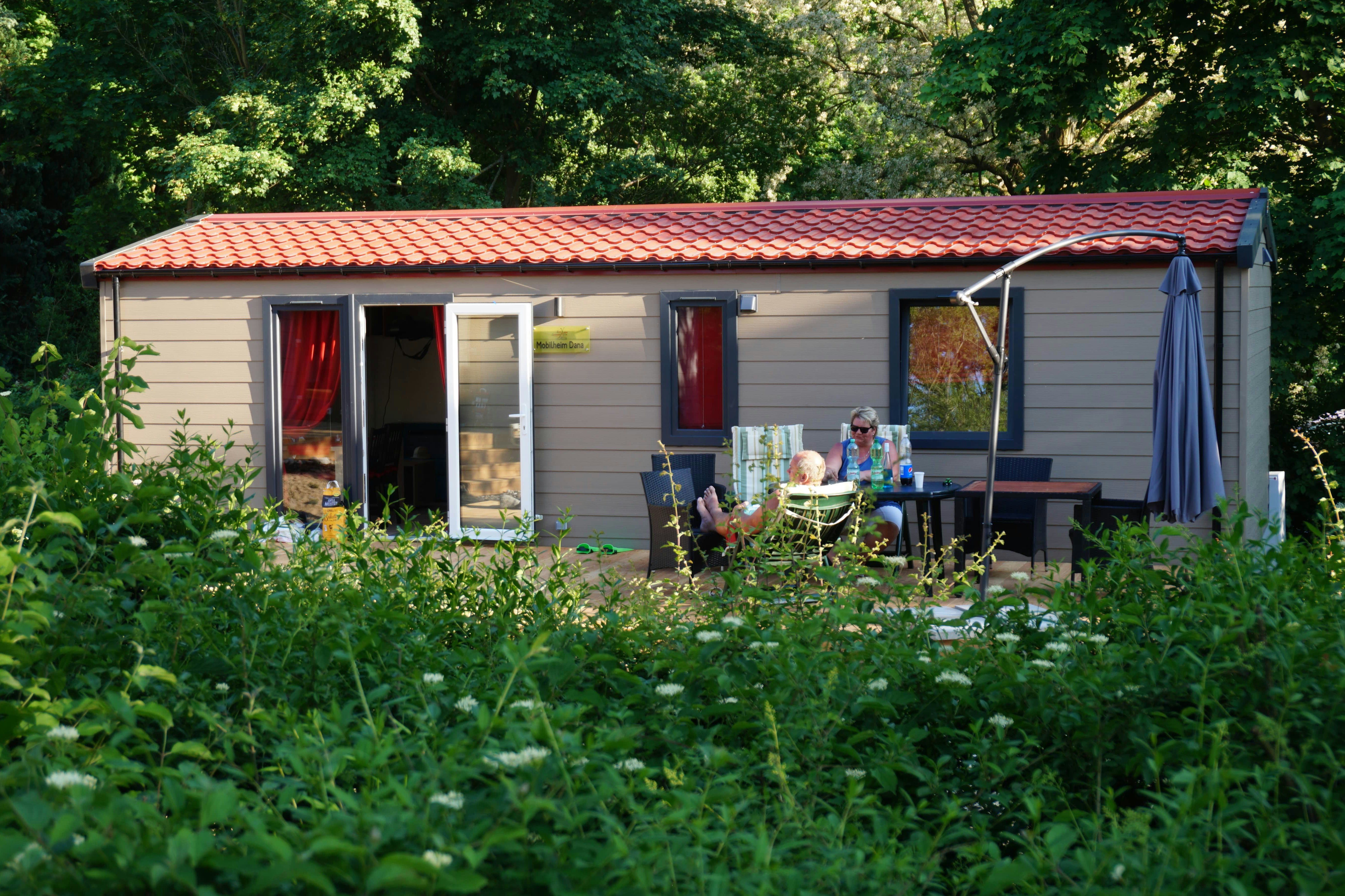 Eurocamp Spreewaldtor - Mobilheim mit Veranda im Schatten der Bäume
