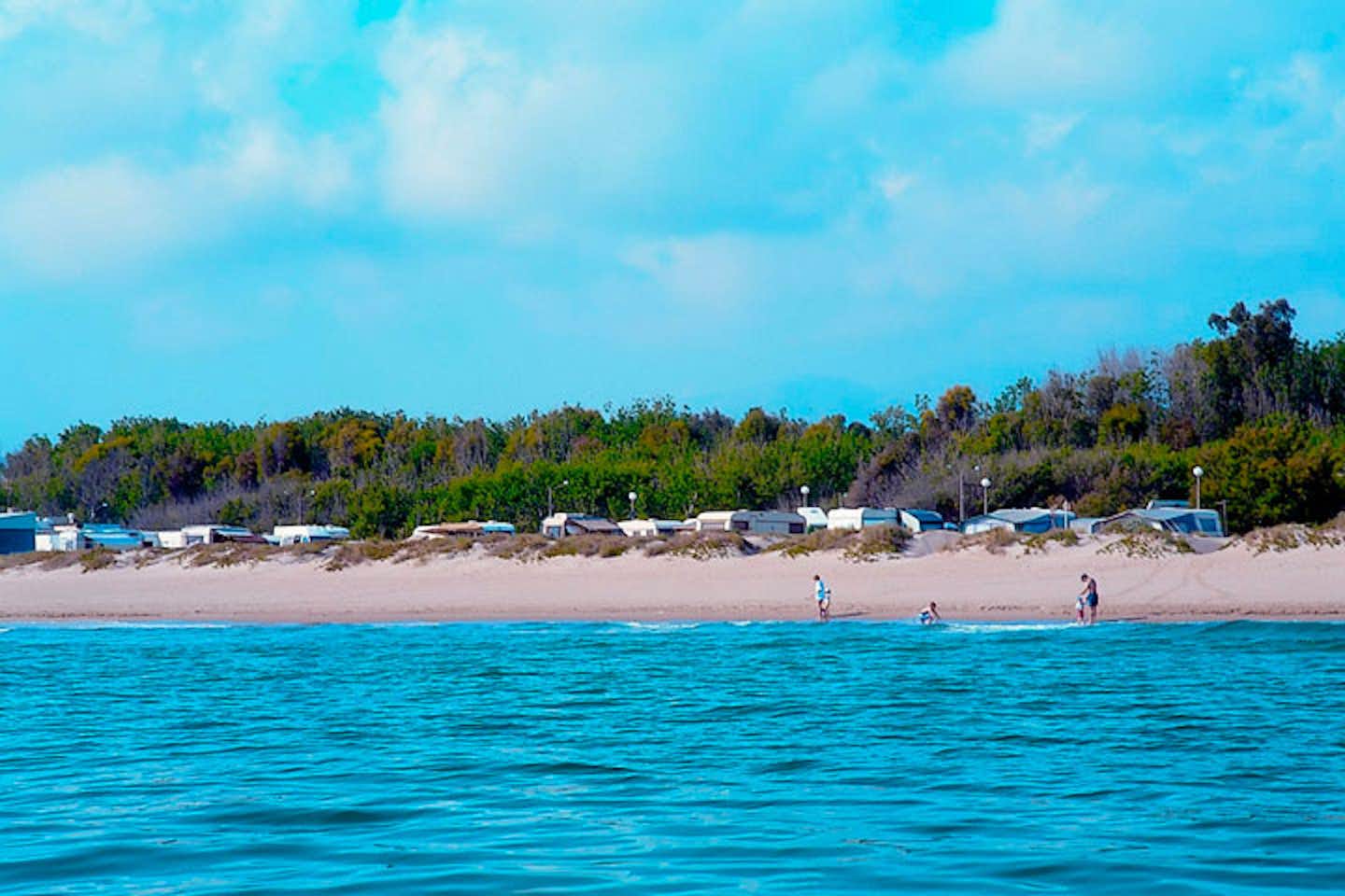 Eurocamping - Blick auf den Campingplatz mit Strand am Mittelmeer