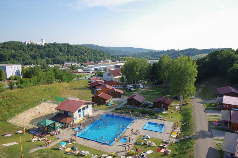 Eurocamping Bojkovice - Campingplatz mit Poolbereich aus der Vogelperspektive