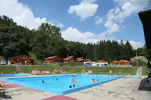 Eurocamping Bojkovice - Pool vom Campingplatz im Vordergrund, Mobilheime und Wohnwagen- und Zeltstellplatz im Hintergrund