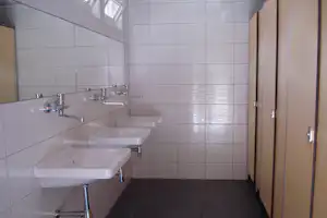 Eurocamping Bojkovice - Sanitärbereich vom Campingplatz mit Waschbecken, Spiegel und Toiletten
