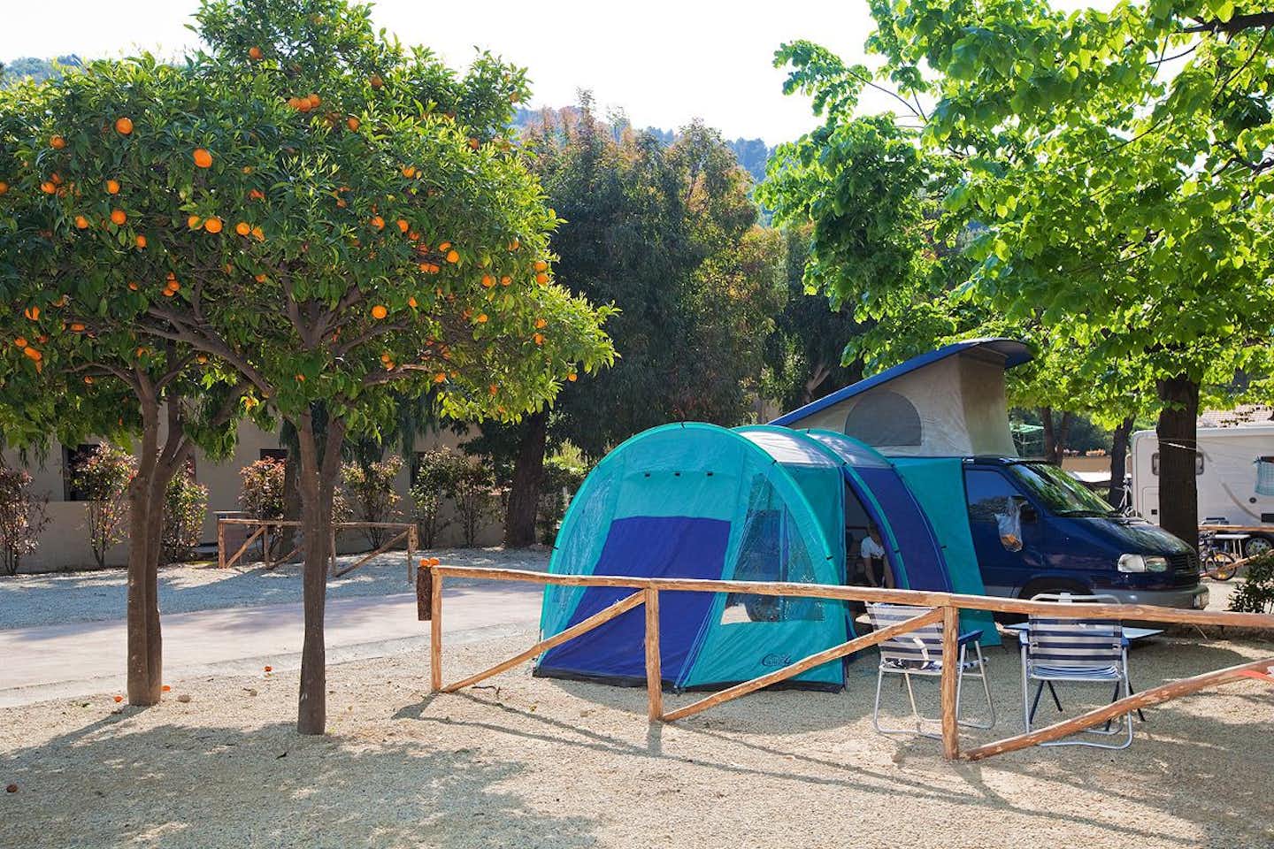 Eurocamping Calvisio  -  Wohnwagen- und Zeltstellplatz zwischen Bäumen auf dem Campingplatz