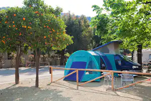 Eurocamping Calvisio - Wohnwagen- und Zeltstellplatz zwischen Bäumen auf dem Campingplatz