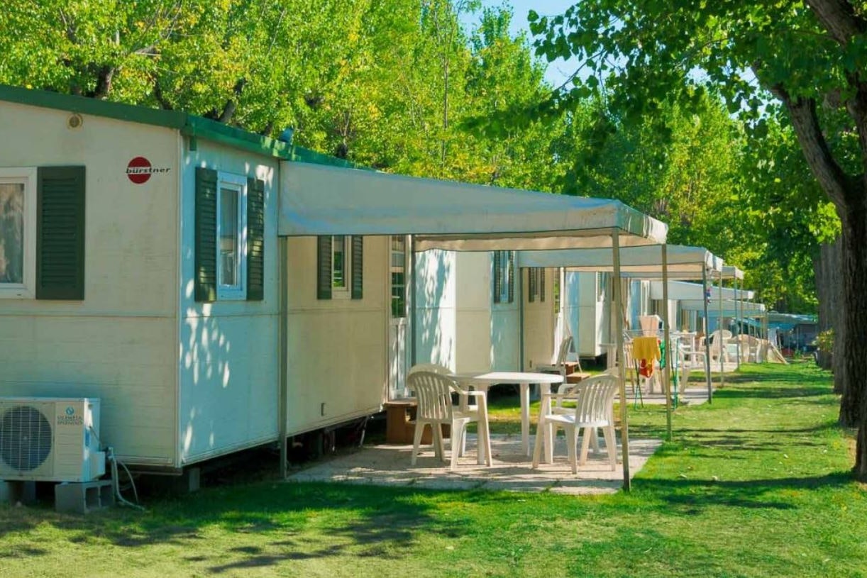 Eurocamping Pacengo  -  Mobilheime vom Campingplatz auf grüner Wiese
