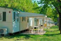 Eurocamping Pacengo  -  Mobilheime vom Campingplatz auf grüner Wiese