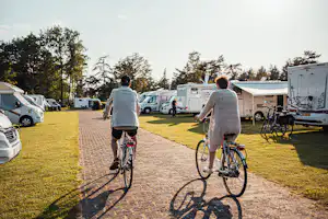 Eurocamping Vessem - Gäste fahren Fahrrad auf dem Campingplatz
