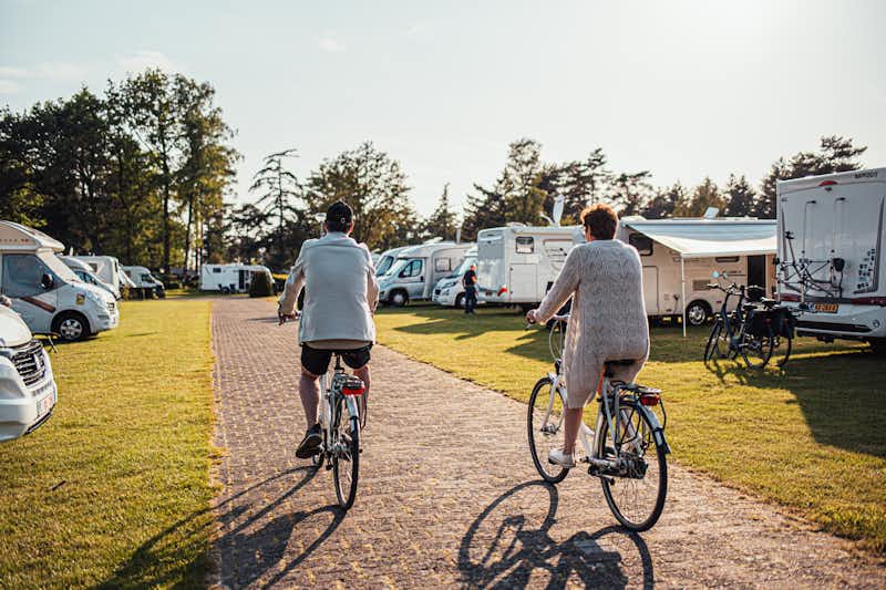 Eurocamping Vessem - Gäste fahren Fahrrad auf dem Campingplatz