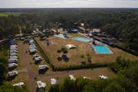 Eurocamping Vessem - Luftaufnahme des Campingplatzes mit Freibädern und Spielplatz