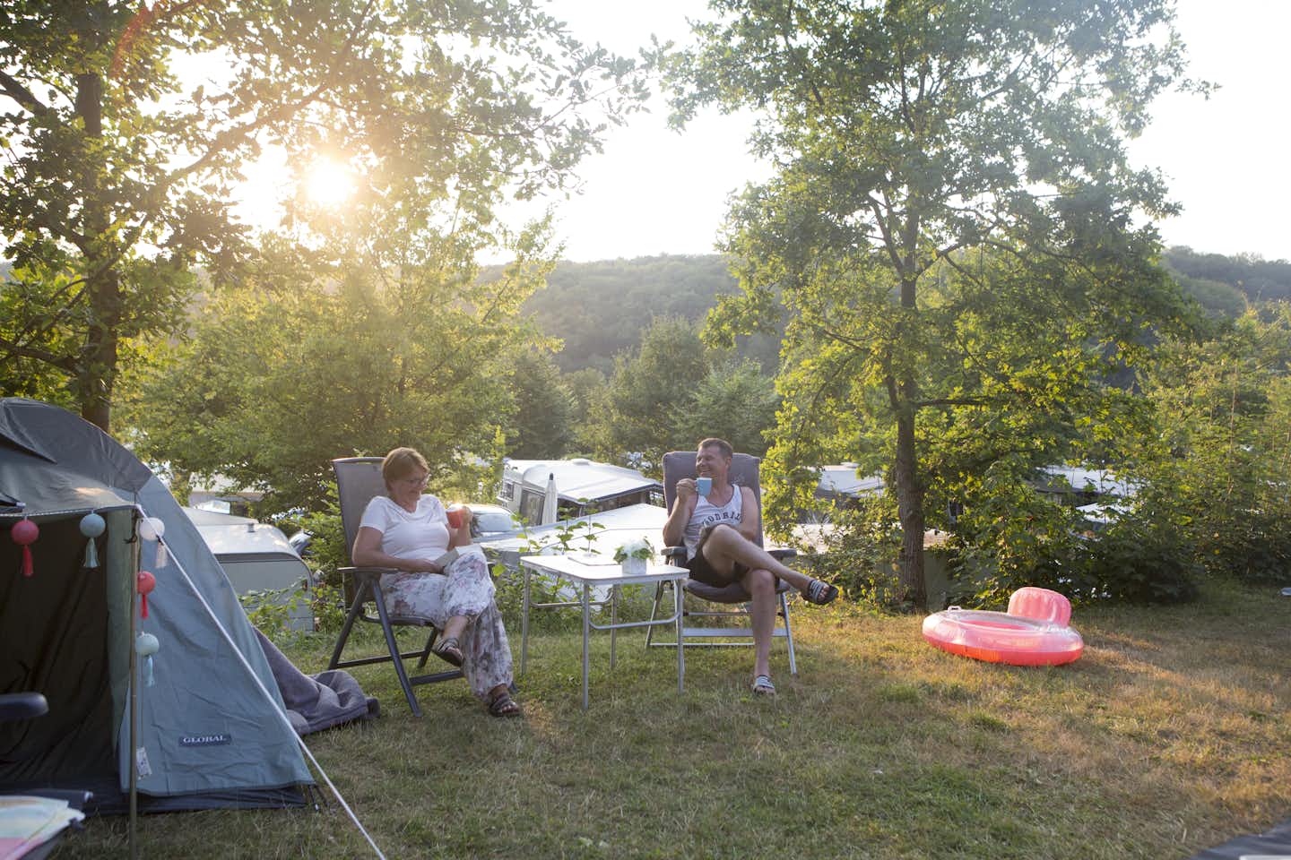 Europacamping Nommerlayen - Camper sitzen vor ihrem Zelt auf dem Stellplatz