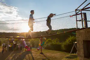 Europacamping Nommerlayen - Kinder auf einer Brücke auf dem Kinderspielplatz mit weiterem Spielgerät im Hintergrund