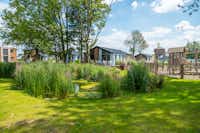 EuroParcs aan de Maas - Blick auf den Campingplatz mit Kinderspielplatz