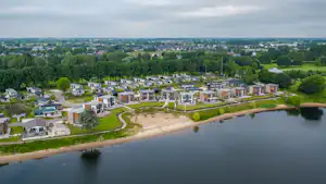 EuroParcs aan de Maas - Luftaufnahme der Mobilheime am Wasser