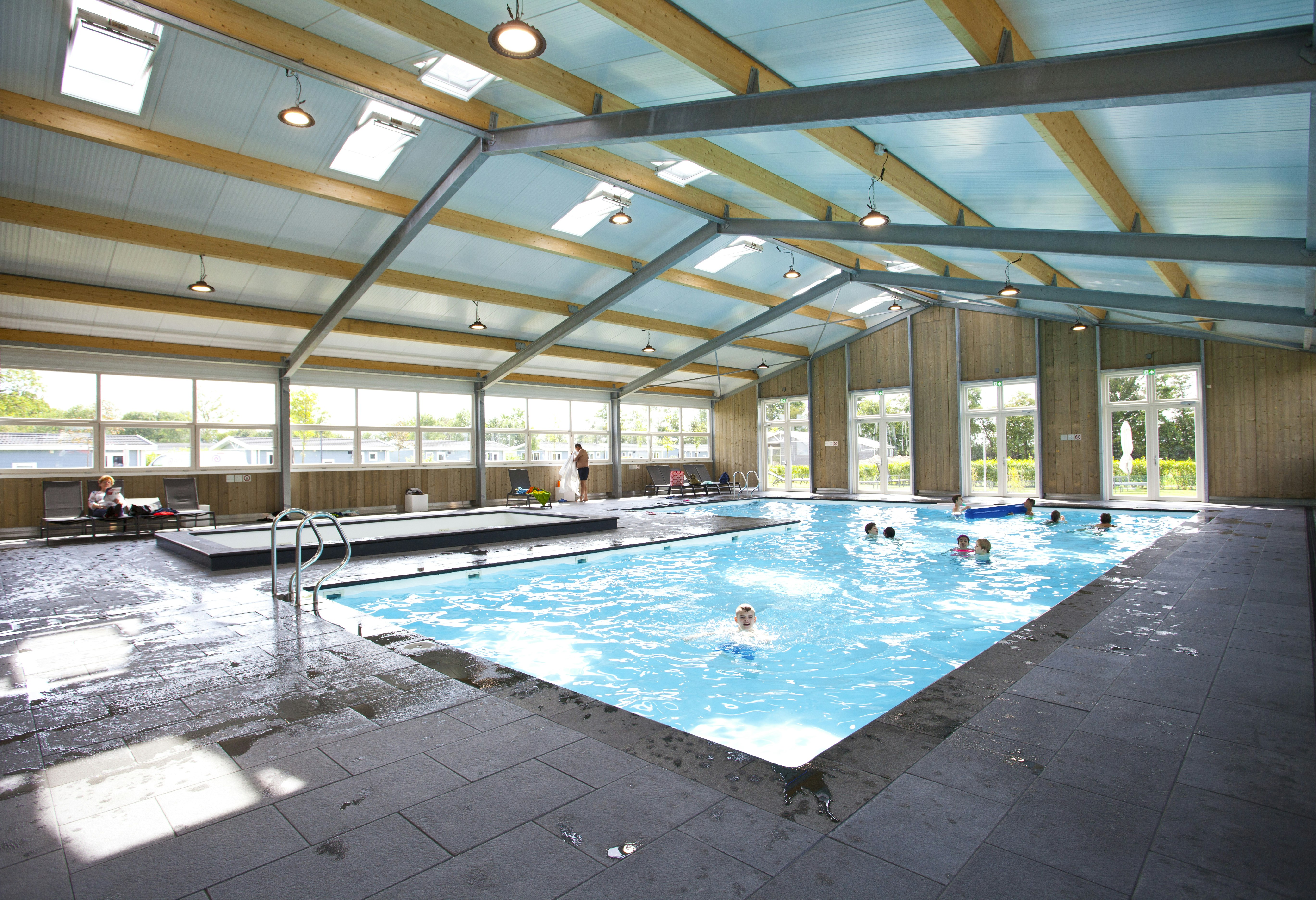 EuroParcs Bad Hulckesteijn - Hallenbad auf dem Campingplatz