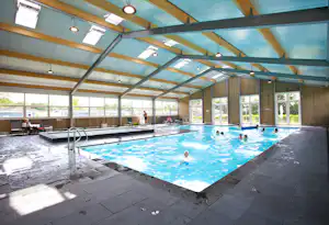 EuroParcs Bad Hulckesteijn - Hallenbad auf dem Campingplatz