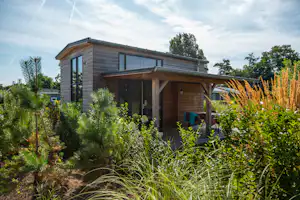EuroParcs Bad Hulckesteijn - Mobilheim mit Terrasse auf dem Campingplatz