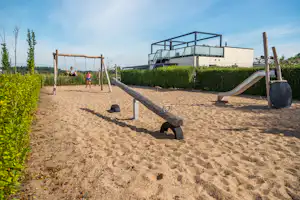EuroParcs Bad Hulckesteijn - Spielplatz mit Schaukeln, Rutsche und Wippe auf dem Campingplatz