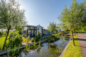 EuroParcs Bad MeerSee - Mobilheim mit Terrasse am Wasser