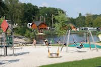 EuroParcs Brunssummerheide - Kinderspielplatz mit Schaukel und Klettergerüst