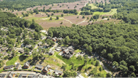 EuroParcs Brunssummerheide - Luftaufnahme des Campingplatzes umgeben von Wald