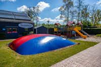 EuroParcs Buitenhuizen - Kinderspielplatz mit Klettergerüst und Lufttrampolin