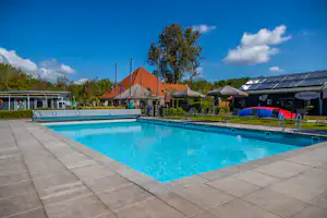 EuroParcs Buitenhuizen - Pool im Freien auf dem Campingplatz