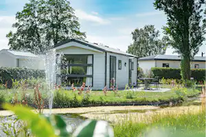 EuroParcs De Biesbosch - Blick auf ein Mobilheim mit Terrasse