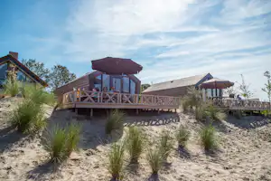 EuroParcs De Ijssel Eilanden - Mobilheime mit Terrasse auf dem Campingplatz
