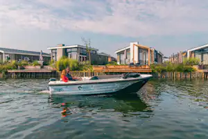 EuroParcs De Kraaijenbergse Plassen - Gäste beim Bootfahren auf dem Fluss
