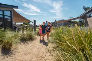 EuroParcs du Soleil - Gäste beim Spazieren auf dem Campingplatz