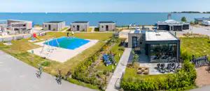 EuroParcs Enkhuizer Strand - Blick auf den Campingplatz mit Kinderspielplatz