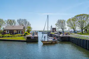 EuroParcs Enkhuizer Strand - Bootsanlegestelle am Fluss