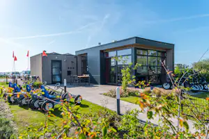 EuroParcs Enkhuizer Strand - Rezeptionsgebäude auf dem Campingplatz
