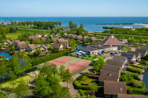 EuroParcs Ijsselmeer - Luftaufnahme des Campingplatzes mit Sportplatz