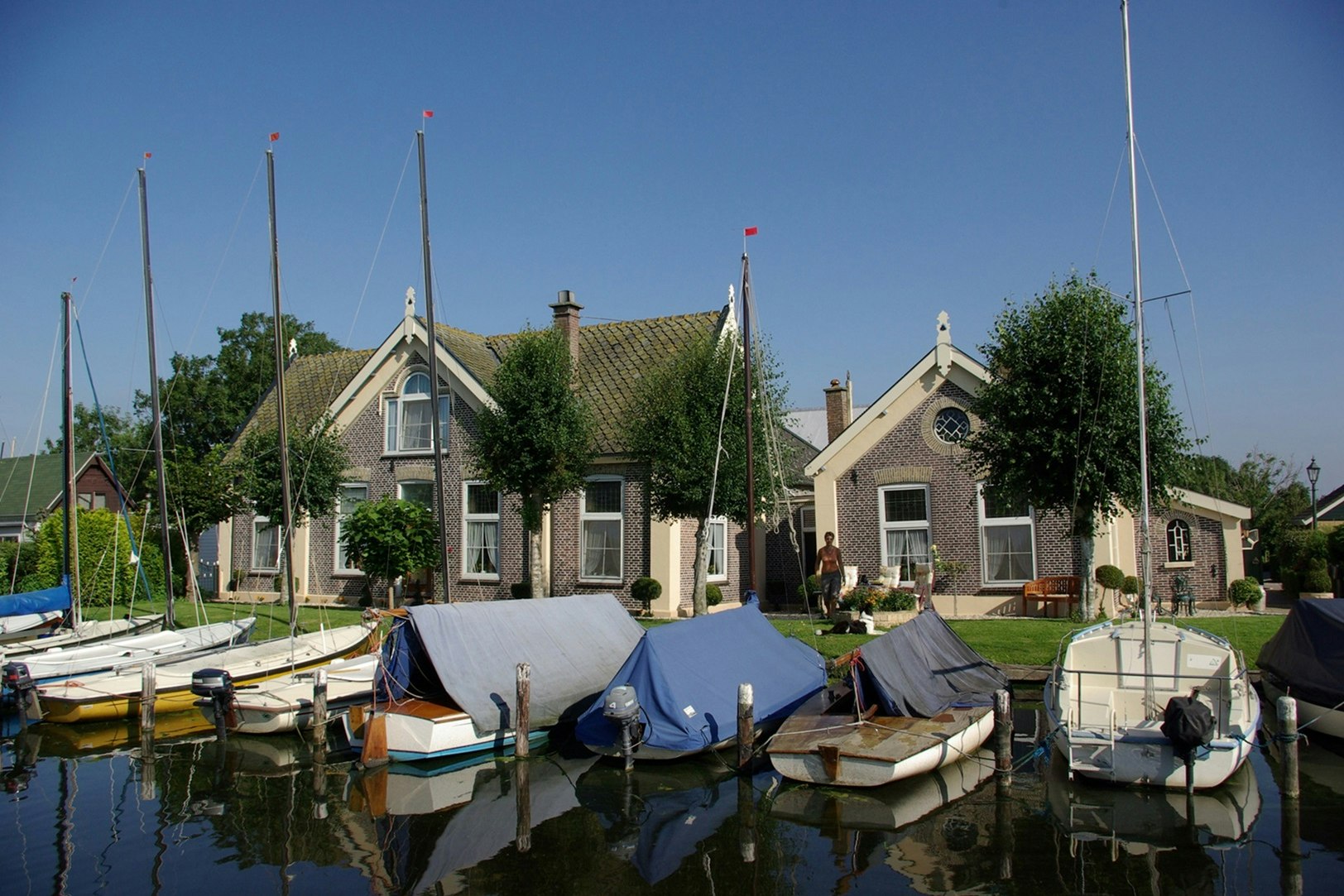 EuroParcs Kagerplassen - Fluss mit Boten und Haus in Umgebung des Campingplatzes
