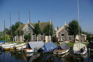 EuroParcs Kagerplassen - Fluss mit Boten und Haus in Umgebung des Campingplatzes