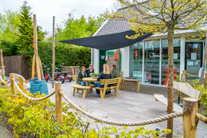 EuroParcs Koningshof - Terrasse des Rezeptionsgebäudes